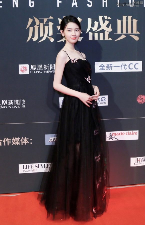 陈瑶一袭吊带美裙走红毯气质清纯(5/7)