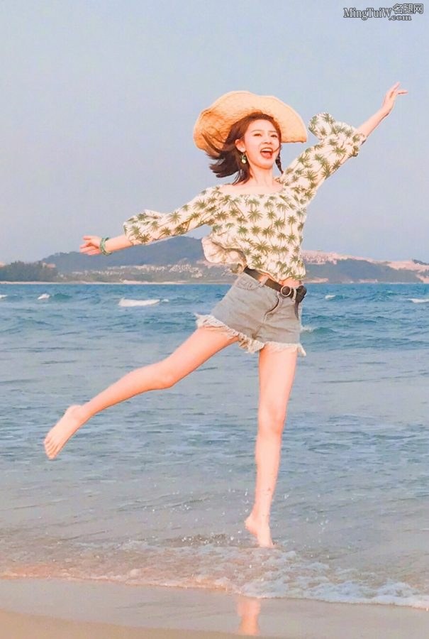 长腿妹子陈瑶光脚丫踩着浪花拍照(1/3)