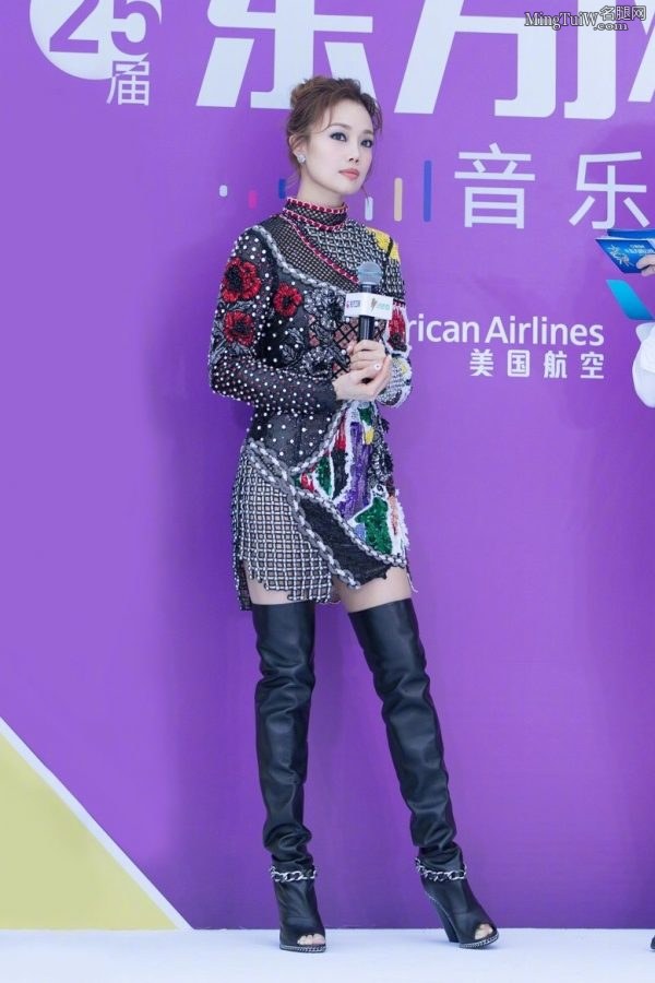 容祖儿穿了露脚趾头的高跟皮靴(1/2)