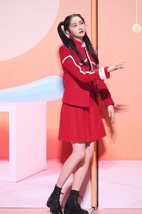 古灵精怪的美少女关晓彤双马尾辫短靴美腿上阵(1/6)