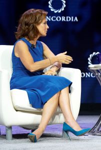 NBC女主播Stephanie Ruhle踩细高跟鞋现场采访