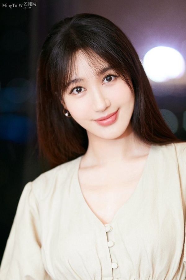 美美哒小仙女李菲儿连衣裙下好看的玉足(4/8)