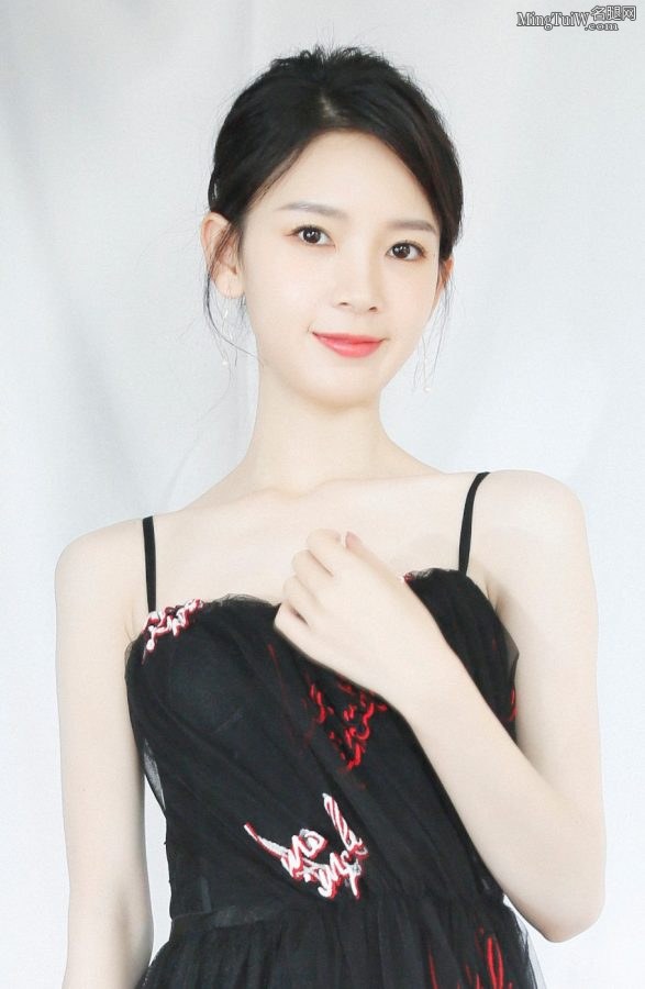 陈瑶一袭吊带美裙走红毯气质清纯(4/7)