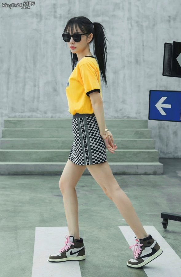 年近40岁的离异少妇李小璐扮起清纯小女生(7/7)