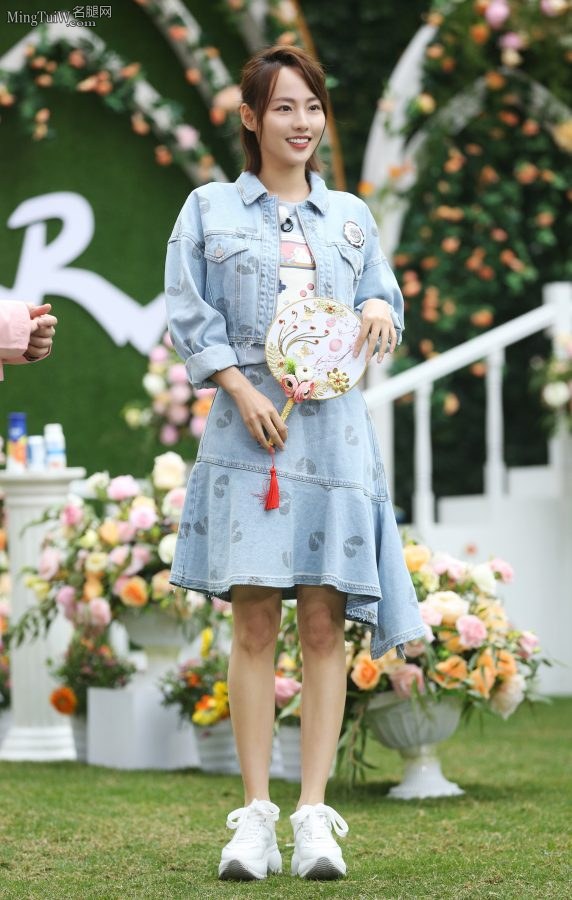 张嘉倪牛仔裙小腿笔直清纯少女风(1/3)