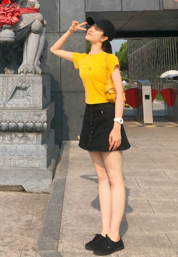 李兰迪在中戏校门口前秀白腿(3/3)