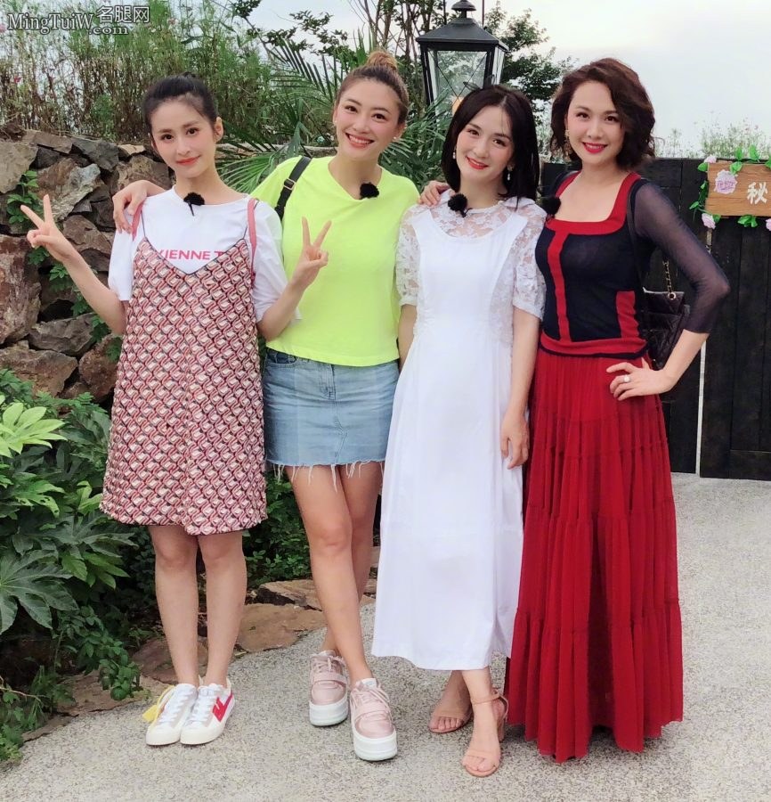 《妻子的浪漫旅行》泳装秀 左起颖儿、应采儿、谢娜、程莉莎(9/9)