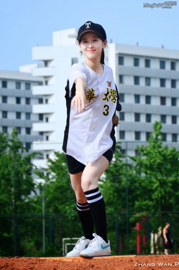 外表清纯的奶茶妹章泽天穿运动衣打棒球露大腿（第4张/共6张）