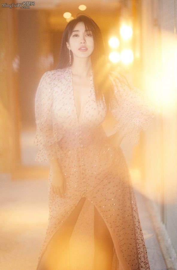 80后女演员李菲儿深V美裙自信秀奶(2/7)