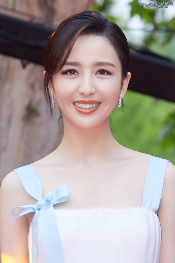 佟丽娅纤细发亮的玉腿 她也太好看了(4/7)