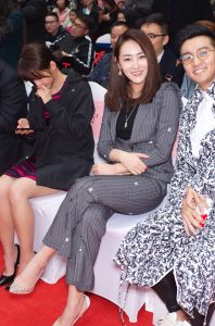 高姝瑶和张佳宁出席宣传活动 不知名字的主持人穿了肉丝
