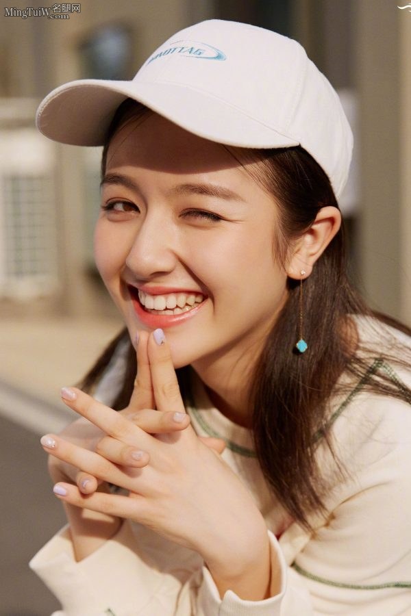 李兰迪黑色皮裙小细腿街拍(6/6)