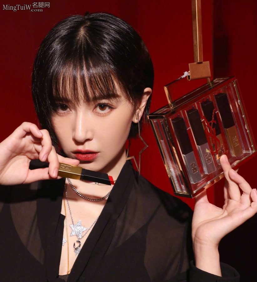 阚清子细长美腿形象前卫灵动(7/10)