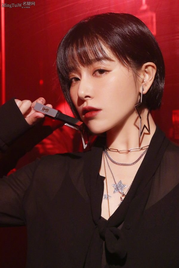 阚清子细长美腿形象前卫灵动(5/10)
