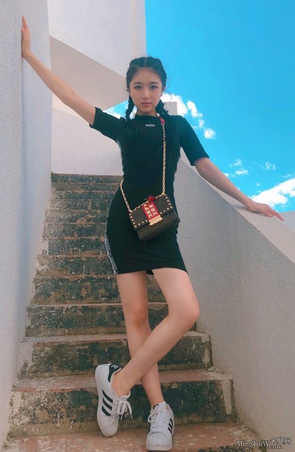 盛夏蓝天下李兰迪的美腿(1/4)