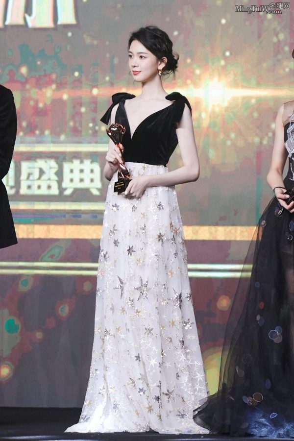 陈瑶穿深V露背装在沙发上脱鞋秀美足(6/8)