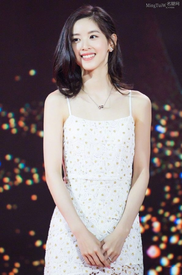 章泽天吊带裙脚踩高跟凉鞋 奶茶妹妹太美(3/3)