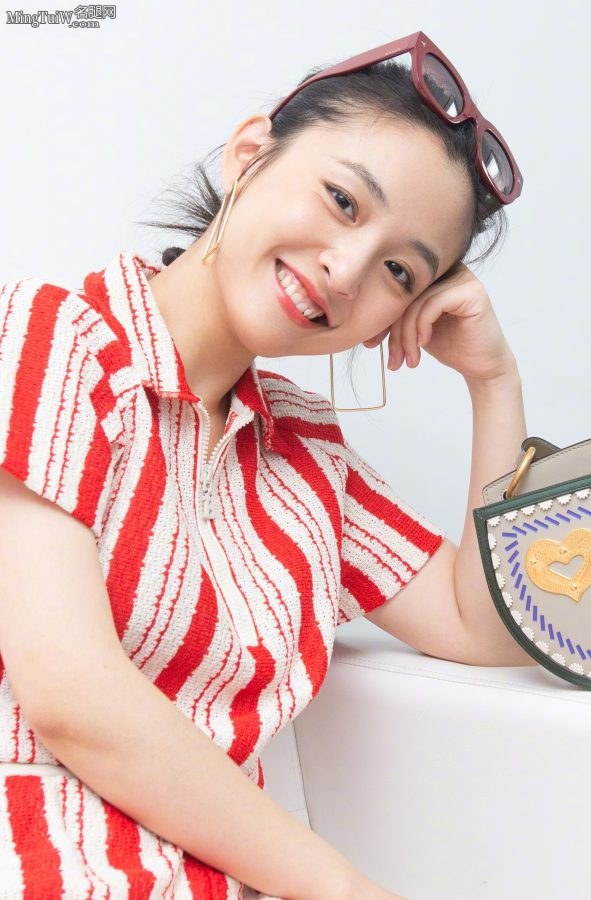 吴倩夏日清凉装扮玉腿光滑(4/4)