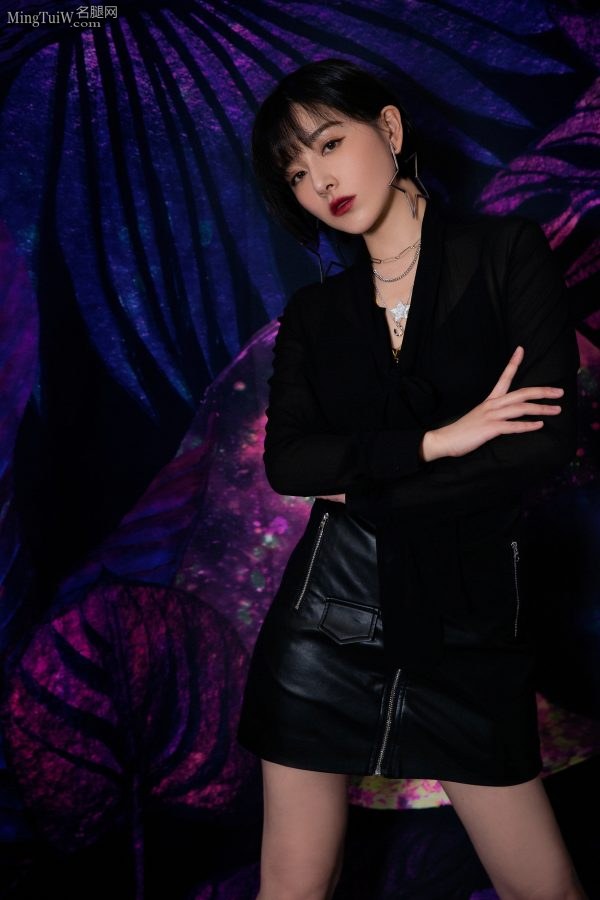 阚清子细长美腿形象前卫灵动(10/10)