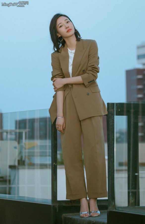 白百何西服套装脚穿细高跟鞋优雅从容(3/4)