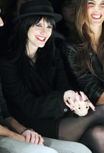 流行摇滚女歌手艾希莉·辛普森看秀时展露黑色丝袜腿