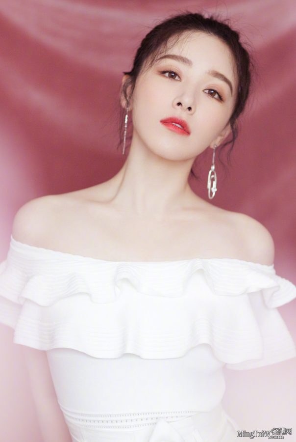 阚清子风尚写真美肩长腿可以舔(2/4)