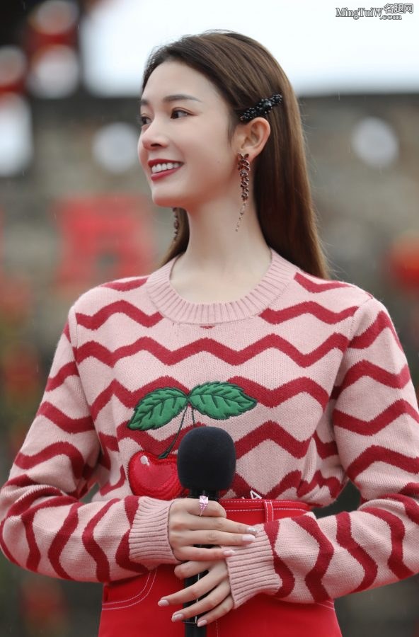 甜美的樱桃少女陈瑶的玉颈美手(3/9)