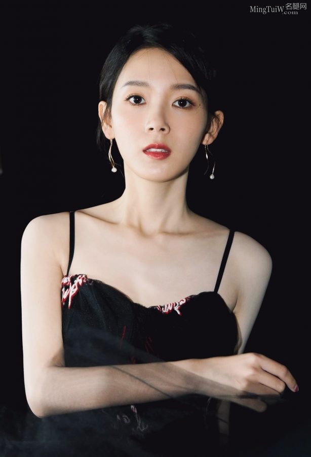 陈瑶一袭吊带美裙走红毯气质清纯(2/7)