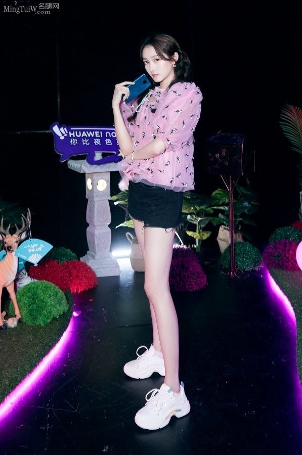 关晓彤坐在旋转木马上展示自己傲人的大长腿(4/4)