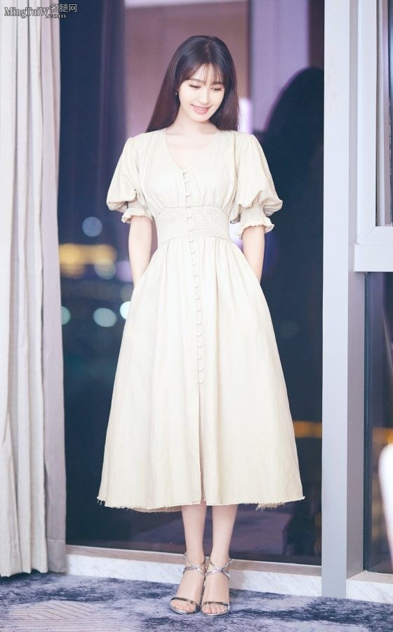 美美哒小仙女李菲儿连衣裙下好看的玉足(2/8)