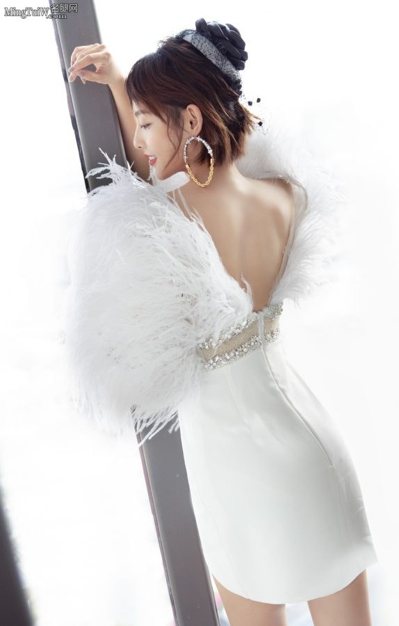张嘉倪和老公合影 美腿玉背撩人(7/9)