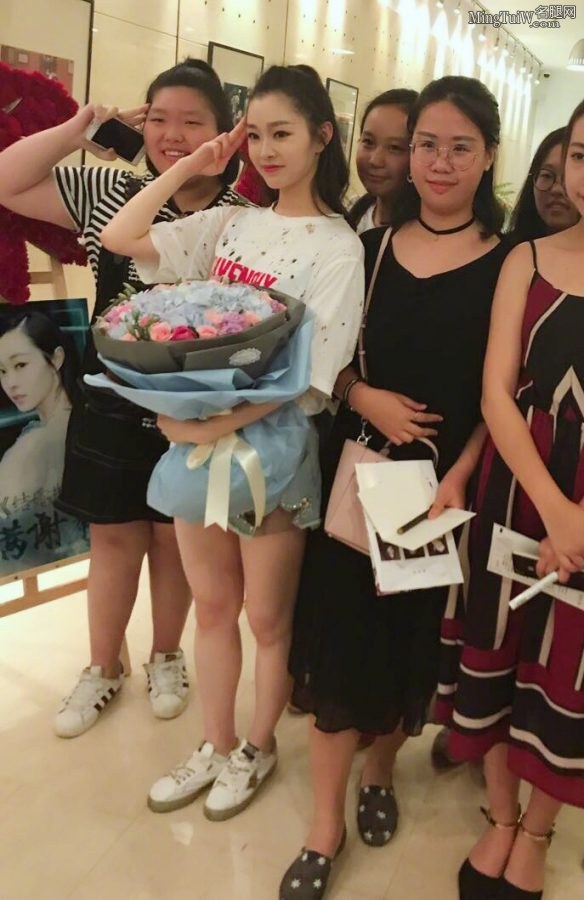 Song Yi wears denim hot pants and her thighs are white, smooth and tender(2/2)