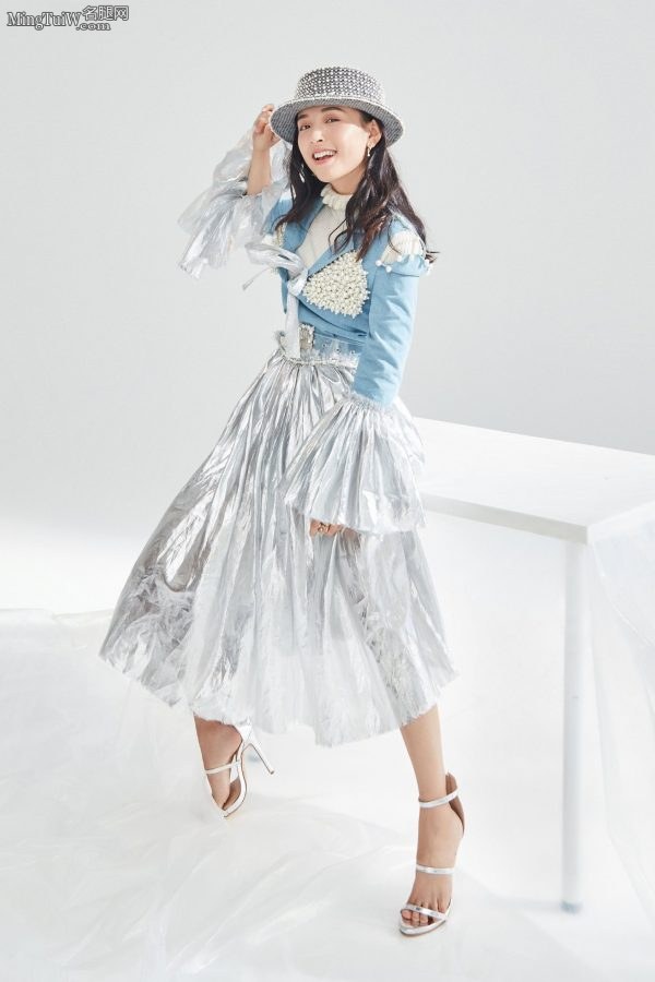 甜美淑女吴倩凉高跟嫩脚丫写真大片(1/3)