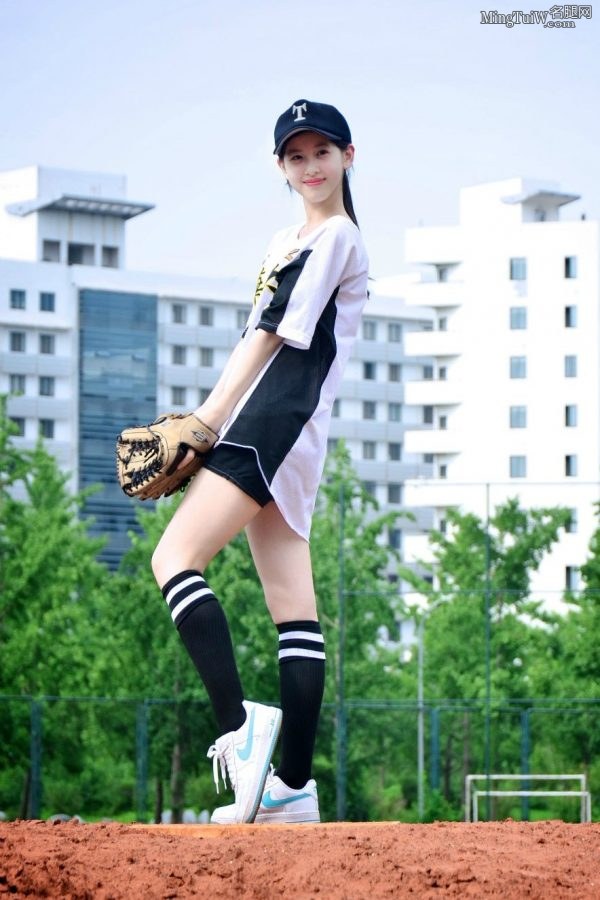 外表清纯的奶茶妹章泽天穿运动衣打棒球露大腿(1/6)