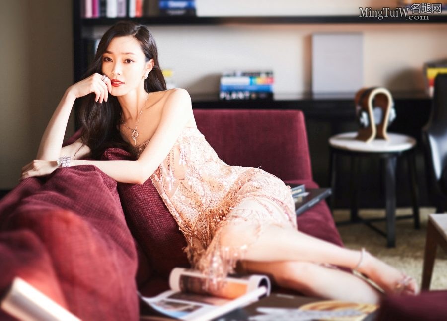 身材高挑的宋轶美足踩凉高跟气场不输外国女星(4/9)