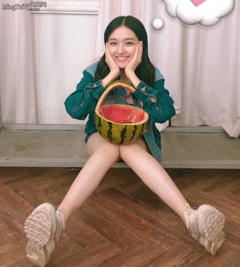 李兰迪镜头前光滑的美嫩腿(1/3)