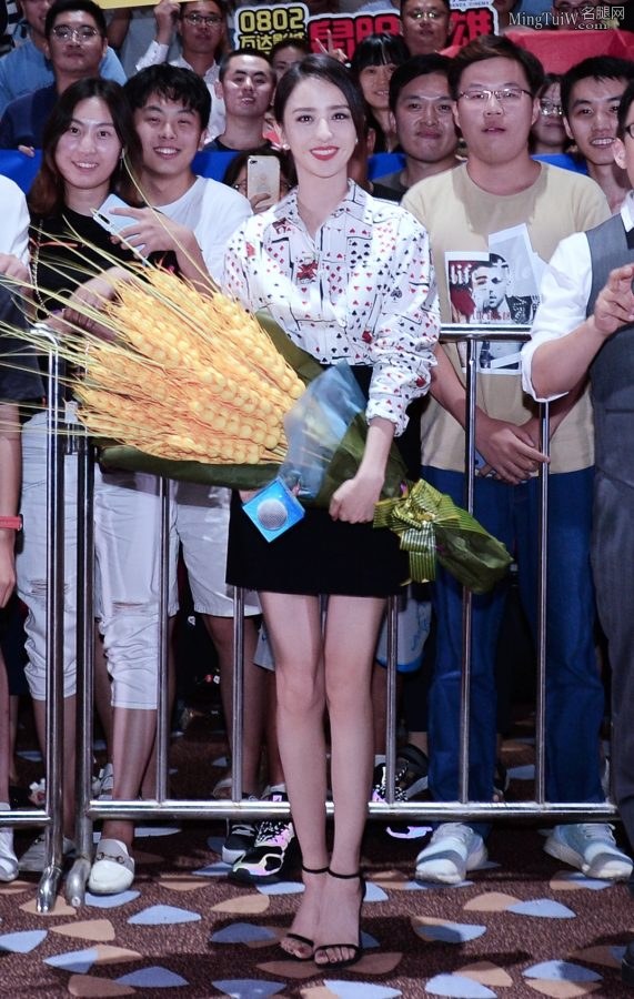 女星佟丽娅美腿穿凉高跟和粉丝合影(4/7)