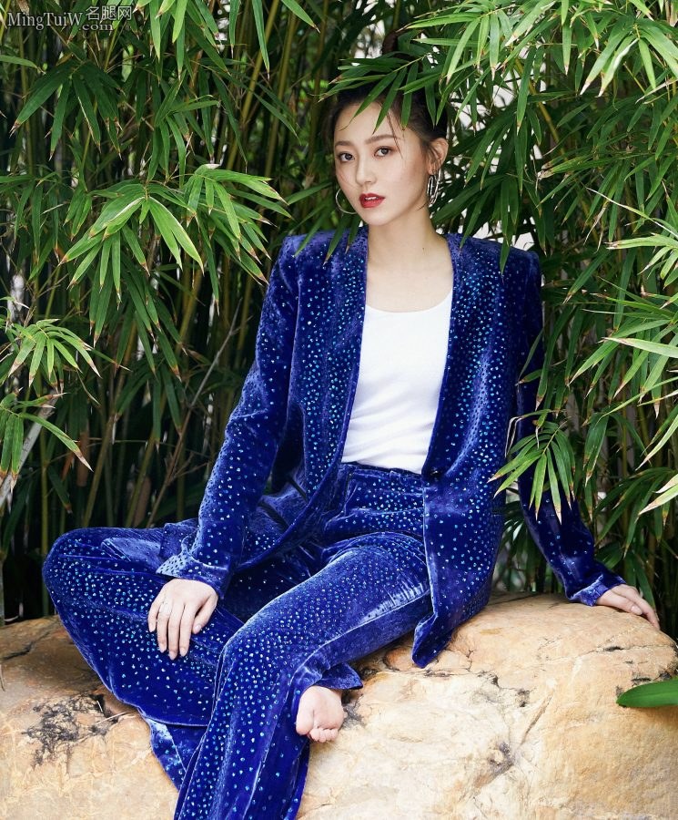 黄梦莹一袭丝绒西装气质干练 没有穿鞋露出白足(2/5)