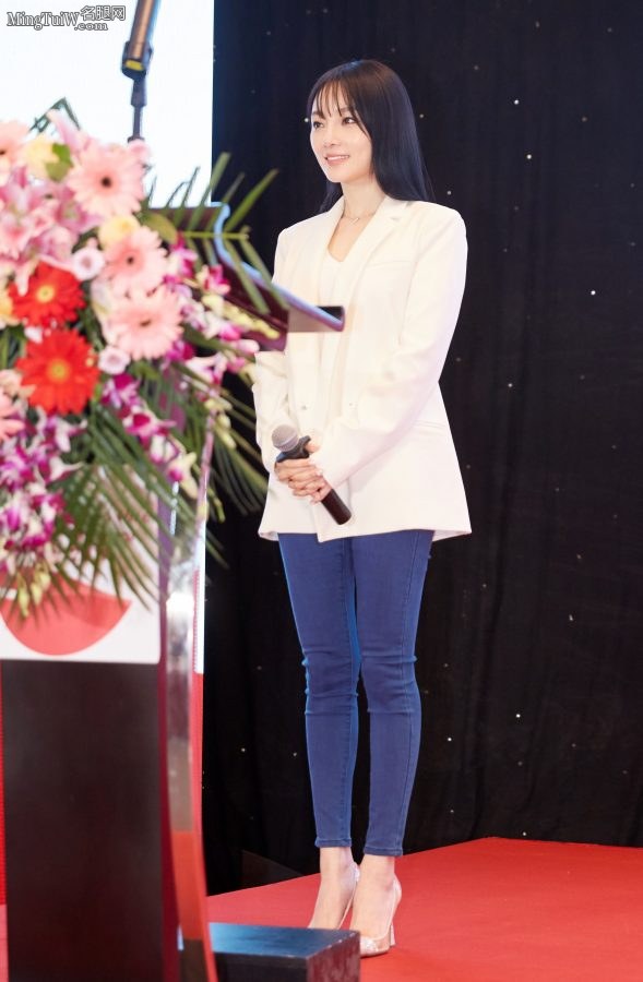 李小璐穿紧身牛仔裤踩尖头高跟鞋装纯(1/7)
