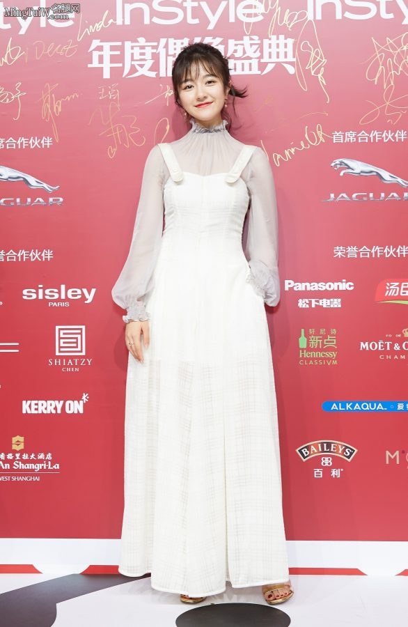 李兰迪出席颁奖礼露涂了红色趾甲油的脚趾头(1/4)