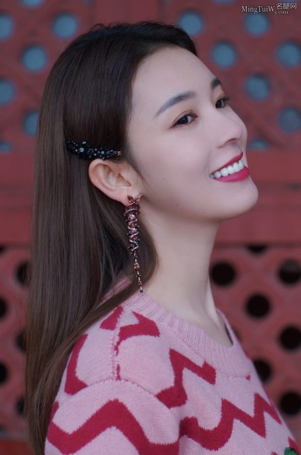 甜美的樱桃少女陈瑶的玉颈美手(9/9)