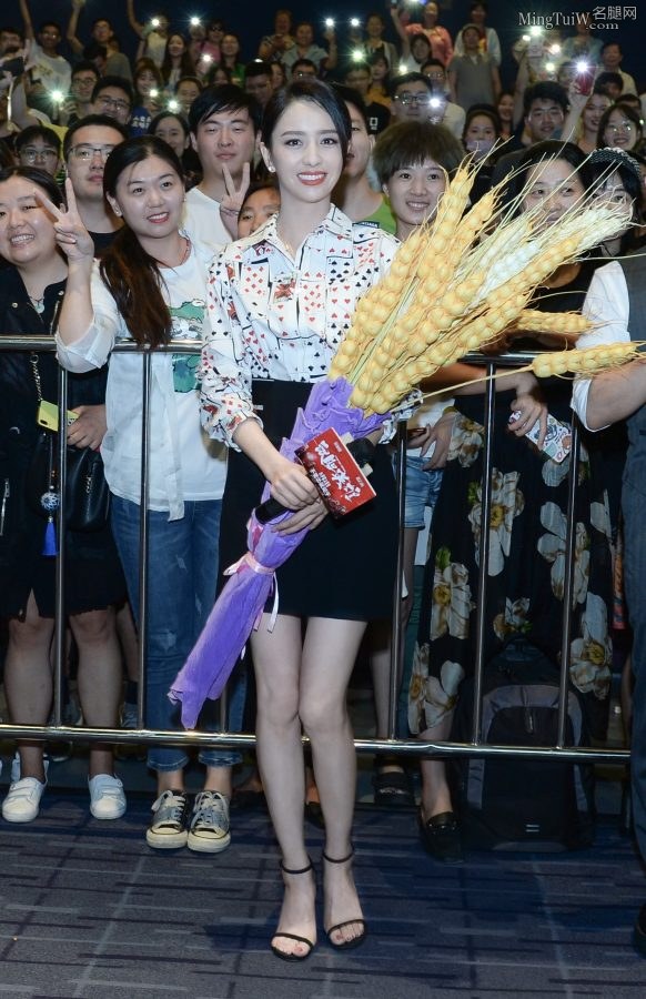 女星佟丽娅美腿穿凉高跟和粉丝合影(6/7)