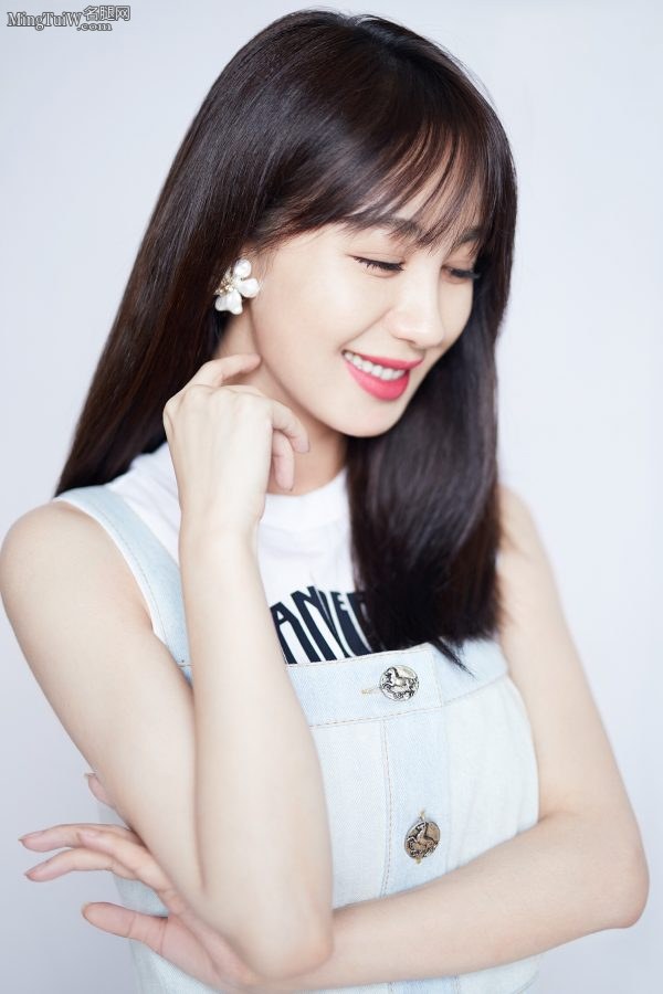 李菲儿长直发凉高嫩足写真(4/4)