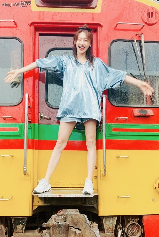 大美妞黄梦莹在火车道上劲显长腿(3/3)