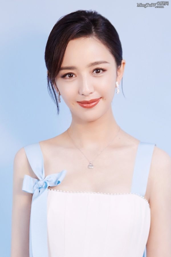 佟丽娅纤细发亮的玉腿 她也太好看了(5/7)