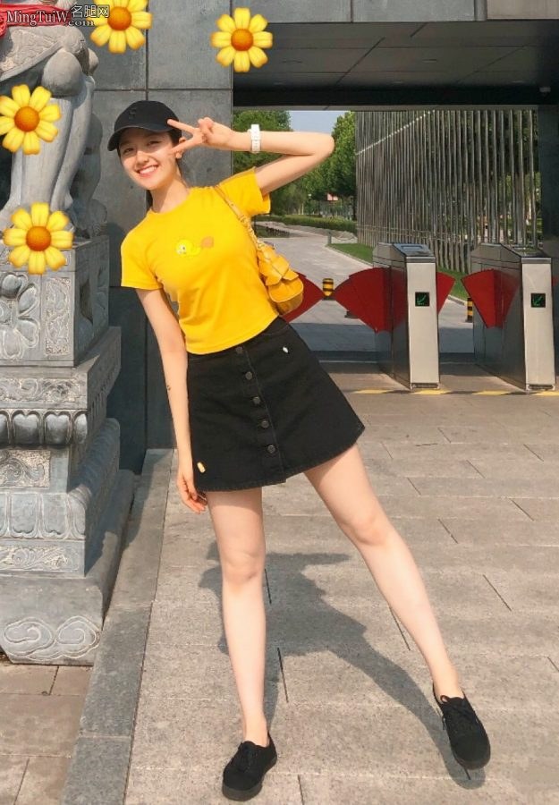 李兰迪在中戏校门口前秀白腿(1/3)