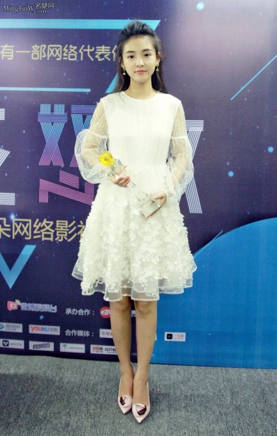 90后湖北小美女吴倩白纱裙尖头高跟(2/2)