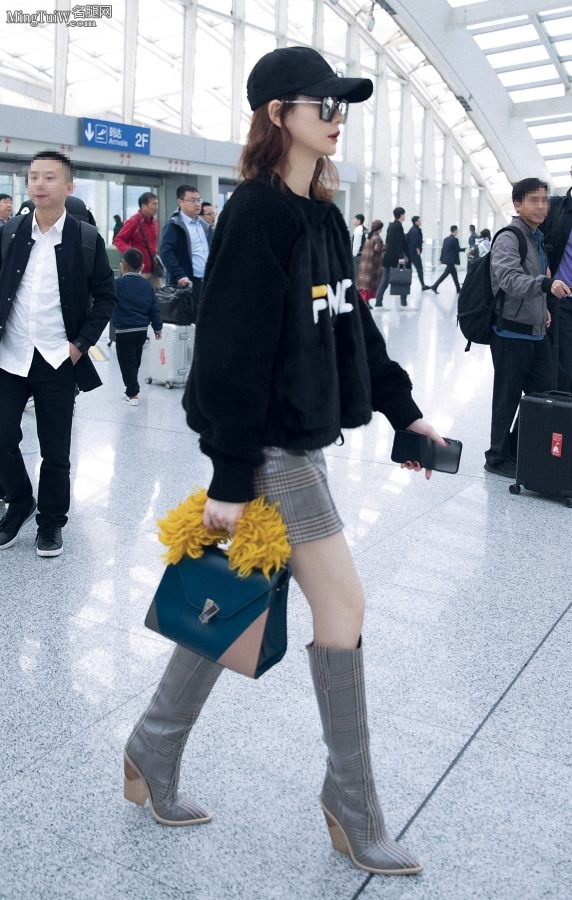 Fans took photos of Qi Wei in miniskirt and boots at the airport(2/4)