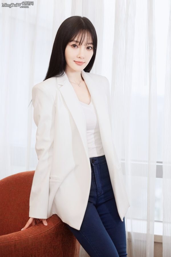 李小璐穿紧身牛仔裤踩尖头高跟鞋装纯(4/7)