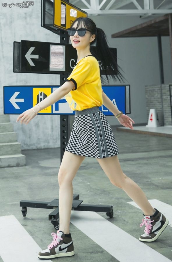 年近40岁的离异少妇李小璐扮起清纯小女生(5/7)